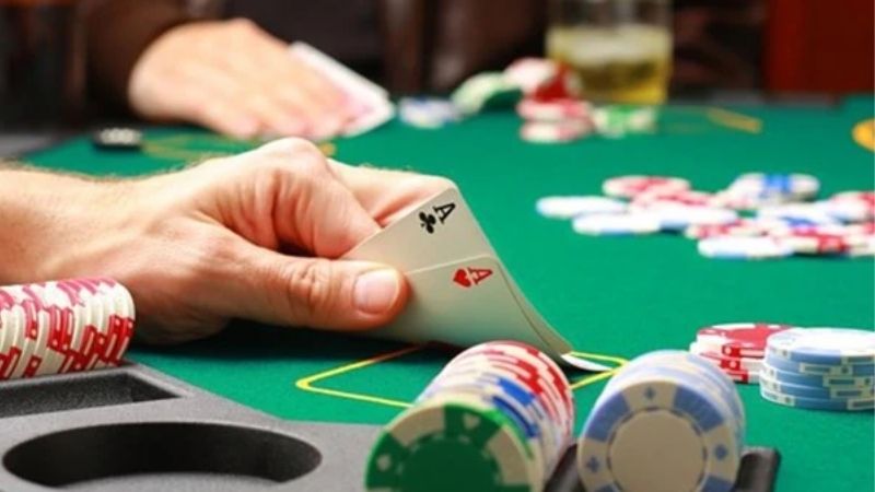 Khi Nào Nên Úp Bài Trong Liêng? Bí Mật Giúp Tránh Mất Tiền